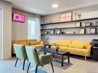 **Kantoorruimte op een toplocatie in Antwerpen**
Ontdek deze uitzonderlijke kantoorruimte van 250m² op de 11de verdieping van de prestigieuze Parktoren. De ruimte is deels bemeubeld met tafels en stoelen, klaar voor onmiddellijk gebruik. Daarnaast beschikt het kantoor over een bar en een industriële keuken, perfect voor zowel werk als ontspanning.
Geniet van een adembenemend uitzicht over de stad vanaf de terrassen aan beide zijden van de ruimte.
Vaste kosten bedragen €400 per maand, inclusief verwarming.
Mogelijkheid tot het huren van autostaanplaatsen.
Voor meer informatie of om een bezoek te plannen, neem contact op met Trevi.