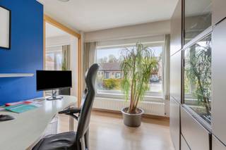 <p>Instapklare woning op een bijzonder gegeerde locatie aan de rand van de stad, nabij de levendige vaartkom, op fietsafstand van het bruisende centrum van <span><span>Leuven en op wandelafstand van school Bleydenberg</span></span>. Hier woont u in alle rust, met de levendigheid van de stad binnen handbereik.<br /><br /></p>
<p>Deze ruime woning verwelkomt u met vijf volwaardige slaapkamers en twee badkamers, een nieuwe keuken van topklasse (Bulthaup), extra bureauruimte interessant voor thuiswerkers, kortom ideaal voor een gezin dat ruimte en comfort weet te waarderen. Doorheen de jaren (1998 tot heden) werd de woning met zorg en aandacht gerenoveerd, waardoor ze vandaag een warme en verzorgde thuis biedt. Dankzij de aanwezige zonnepanelen en een EPC-label C is de woning bovendien energiezuiniger. De woning beschikt tevens over een gezellig omsloten tuin met aangelegd terras. <br /><br /></p>
<p>De volledige onderkeldering en garage zorgen voor praktisch gemak, terwijl de aanwezige sauna uitnodigt tot ontspanning na een drukke dag. Vanuit de woning geniet u van een mooi, open uitzicht op de tuin en de stad.<br /><br /></p>
<p>Top gelegen nabij belangrijke invalswegen (E314/E40), school Bleydenberg, bushalte, supermarkten en UZ Gasthuisberg!<br />Een unieke kans voor wie op zoek is naar een warme thuis op een toplocatie.</p>