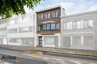 In het centrum van Eeklo, in de korte nabijheid van scholen, vinden we deze karaktervolle eigendom terug. Deze stapelwoning maakt deel uit van een gebouw met slechts 2 entiteiten én beschikt over een eigen privatieve inkomhal. Op die manier zijn er geen algemene kosten of syndickosten verbonden aan deze eigendom. <br /><br />De woning heeft een bewoonbare oppervlakte van maar liefst 145m² met daarbij nog eens een oost gericht terras van 14m². De grote lichtrijke woonkamer is een streling voor het oog waar het gezellig vertoeven is. Aansluitend is er nog een mooie eetplaats aan de apart ingerichte keuken. Op de verdieping zijn er 2 grote slaapkamers, een kleine slaapkamer en een te renoveren badkamer.<br /><br />Indeling:<br />- inkomhal<br />- kelder<br />- apart toilet<br />- zeer ruime woonkamer<br />- eetplaats<br />- ingerichte keuken<br />- ruim oost gericht terras<br />- nachthal<br />- slaapkamer met dressing<br />- badkamer met ligbad en badkamermeubel<br />- kleine slaapkamer<br />- grote slaapkamer achteraan<br /><br />De eigendom wordt momenteel verwarmd via gaskachels.<br /><br />Vrij bij akte!<br /><br />Komt dit uitzonderlijke aanbod snel ontdekken en maak uw afspraak!<br />09/377 31 77