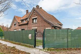 Interesse? Meer informatie op www.SWEVERS.be. - Deze instapklare halfopen woning ligt in een rustige, maar uiterst bereikbare straat nabij het centrum van Genk. Dankzij het zuidwestgerichte perceel van 4a 8ca geniet je van volledige privacy zonder inkijk, terwijl dagelijkse voorzieningen, scholen en openbaar vervoer op wandelafstand liggen. De groene omgeving en de nabijheid van Bokrijk en “Fietsen door het water” zorgen voor een mooie balans tussen stedelijke comfort en natuurlijke ontspanning.<br /><br />Binnen biedt de woning 110 m² aan praktische en sfeervolle leefruimte. De lichtrijke leefruimte van 45 m² vormt het warme hart van het huis, aansluitend op een functionele keuken van 14 m². Er bevinden zich drie comfortabele slaapkamers, ideaal voor een gezin of wie graag extra werk- of hobbyruimte heeft.<br /><br />Extra troeven zijn de ruime kelder van 36 m², een vrijstaande garage van 20 m², een zonnige tuin met terras, alsook elektrische en manuele rolluiken. Dankzij de vlotte verbinding met de snelweg ben je bovendien snel onderweg naar Hasselt, Maastricht of verder. <br /><br />Dit pand is onderworpen aan de renovatieverplichting van de Vlaamse overheid voor residentiële gebouwen (behoudens bij sloop binnen 5 jaar na de aankoop). Consulteer voor meer informatie de website van het Vlaams Energie- en Klimaatagentschap via https://www.vlaanderen.be/een-huis-of-appartement-kopen/renovatieverplichting-voor-residentiele-gebouwen.<br /><br />Kortom: een charmante en zorgeloze gezinswoning waar je je meteen thuis voelt. Bel ons vandaag nog voor een persoonlijke rondleiding. Wij van Swevers Real Estate helpen je maar al te graag verder. tel. 011 255 155. Bron bewoonbare oppervlakte: EPC-verslag.