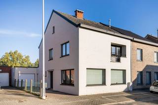 Centraal wonen en toch genieten van rust en privacy. Deze aangename halfopen bebouwing combineert een uitstekende ligging met een lichtrijk interieur, een gezellige tuin en een ruime garage.<br /><br />Dankzij de nabijheid van het station, de E40, winkels en scholen bevinden alle voorzieningen zich binnen handbereik.<br /><br />De woning werd recent deels vernieuwd en beschikt over een **gunstig EPC-label C, zonder renovatieverplichting**.<br /><br />Op het gelijkvloers vindt u een inkomhal met gastentoilet, een praktische berging, een lichtrijke leefruimte met eetplaats en een aansluitende keuken met zicht op het terras en de tuin.<br /><br />De eerste verdieping telt drie slaapkamers en een nog te renoveren badkamer. Via een vaste trap bereikt u de zolder, die extra mogelijkheden biedt.<br /><br />Buiten geniet u van een privacyrijke tuin met open zicht op de natuur. Een tuinberging en ruime garage, bereikbaar via de oprit en tuin, vervolledigen het geheel.<br />Halfopen bebouwing op een rustige, centrale ligging<br /><br />Gunstig EPC-label C – geen renovatieverplichting<br /><br />-Lichtrijke leefruimte met eetplaats<br />-uitgeruste keuken met zicht op terras en tuin<br />-3 volwaardige slaapkamers<br />-Badkamer met renovatiemogelijkheden<br />-Zolder bereikbaar via vaste trap<br />-Privacyrijke tuin met open uitzicht op de natuur<br />-Praktische tuinberging en ruime garage<br /><br />**Meer info of een bezoek? Contacteer Roxanne via 0496/85.09.62.**