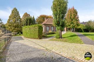 <strong>Ruime villa op toplocatie nabij het centrum van Bilzen – Leterweg 65.</strong><br /><br />Op wandelafstand van het bruisende stadscentrum van Bilzen en alle dagelijkse voorzieningen, bevindt zich deze ruime en charmante tijdloze villa in een rustige en gegeerde woonwijk. <br />Een toplocatie waar rust, groen en bereikbaarheid hand in hand gaan. Vlakbij bevinden zich prachtige wandel- en fietsroutes. <br />De opritten van de autosnelwegen liggen op amper 3 kilometer. Vlotte verbinding met omliggende steden.<br /><br /><br /><strong>Indeling en troeven</strong><br />De villa staat op een royaal perceel van 46a 89ca met een perceelbreedte van 35 meter en een ruime woonoppervlakte van 320 m².<br />De prachtige parktuin biedt een weids uitzicht over het achterliggende groengebied van de Katteberg. Dankzij de diepe inplanting geniet u rondom van groen en privacy.<br /><br />Binnen wordt u verwelkomd door lichtrijke en ruime vertrekken, grote raampartijen met overvloedige daglichtinval en een functionele, goed doordachte indeling.<br />De woning beschikt over drie slaapkamers en een zolderverdieping die momenteel is ingericht als appartement, maar ook perfect dienst kan doen als extra slaapruimte, hobbykamer of thuiskantoor.<br /><br />Via de centrale inkomhal komt u in de ruime en lichte leefruimte met open haard, die onmiddellijk een gevoel van warmte en gezelligheid oproept. Aansluitend bevindt zich een extra zitruimte met panoramisch tuinzicht en een tweede haardvuur.<br />De charmante eetkamer, afgewerkt met parketvloer, sluit aan op een praktische bureelhoek met uitzicht op het terras.<br />Via een schuifpui bereikt u het terras (64,7m²), waar u heerlijk kunt genieten van het zicht op de tuin en het achterliggende parkgebied.<br />Ook de ingerichte leefkeuken heeft een aangename connectie met de tuin. Aansluitend vindt u een handige berging met aparte ingang en toegang tot de zolderverdieping.<br /><br />In het nachtgedeelte leidt de hal naar drie slaapkamers, een berging en een badkamer met dubbele wastafel en douche. De master bedroom beschikt over een rechtstreekse toegang tot de badkamer.<br /><br />Op de verdieping verleent de overloop toegang tot het appartement (83m²), ingedeeld met een ruime leefruimte, een ingerichte keuken, een badkamer met douche en wastafel, en een comfortabele slaapkamer. De ruime bergzolder (134m²) biedt bovendien de mogelijkheid om extra woon- of slaapruimte te creëren.<br /><br />De woning is volledig onderkelderd, met diverse bergruimtes, een technische ruimte (CV) en een ruime dubbele inpandige garage voorzien van automatische poorten.<br /><br /><strong>Buitenruimte</strong><br />De westgeoriënteerde parktuin is onderhoudsvriendelijk aangelegd met sierlijke hagen en unieke loofbomen en een prachtige vijver met fontein.<br />De volwassen bomen zorgen voor natuurlijke schaduw en versterken het gevoel van rust en privacy.<br /><br /><strong>Belangrijkste troeven</strong><br />- Gegeerde en residentiële locatie in een groene omgeving nabij het centrum van Bilzen en De Katteberg. Autoluwe straat.<br />- Royaal perceel van 46a 89ca met een unieke perceelbreedte van 35 meter.<br />- Ruime villa, volledig onderkelderd met dubbele garage<br />- Zolderverdieping ( Totaal 216m²) met diverse invulmogelijkheden (studio, kantoor, hobbyruimte, extra slaapkamers)<br />- Lichtrijke woning met royale vertrekken en prachtig tuinzicht rondom<br />- Privacy en rust dankzij de diepe inplanting<br />- Uitstekende staat van onderhoud<br /><br />Om het <strong>EPC label F te verbeteren naar label D </strong>volstaat het de spouwmuren te isoleren.<br />De prijsraming hiervoor is 8.882 € - mogelijke premie van 4.441 € = <strong>4.441 €</strong><br /><br /><br /> Voor meer info of een bezoek ter plaatse, contacteer ons op 0473 79 29 30 of mail naar luc@vestio.com<br /><br />