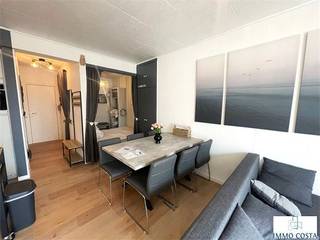 Te koop: recent gerenoveerde studio op de zesde verdieping in het centrum van Middelkerke. Deze lichtrijke studio is instapklaar en biedt een prachtig open zicht dankzij de hoge ligging. De renovatie werd met oog voor detail uitgevoerd, waardoor je geniet van een moderne en frisse afwerking. Gelegen op wandelafstand van zee, winkels, horeca en openbaar vervoer, is dit de ideale uitvalsbasis aan de kust. Perfect voor wie op zoek is naar een tweede verblijf, een investering of een compacte woonoplossing. De studio is praktisch ingedeeld en voelt ruim aan. Dit is zorgeloos genieten in een aangename residentie. Interesse? Vraag gerust meer info of plan een bezoek.