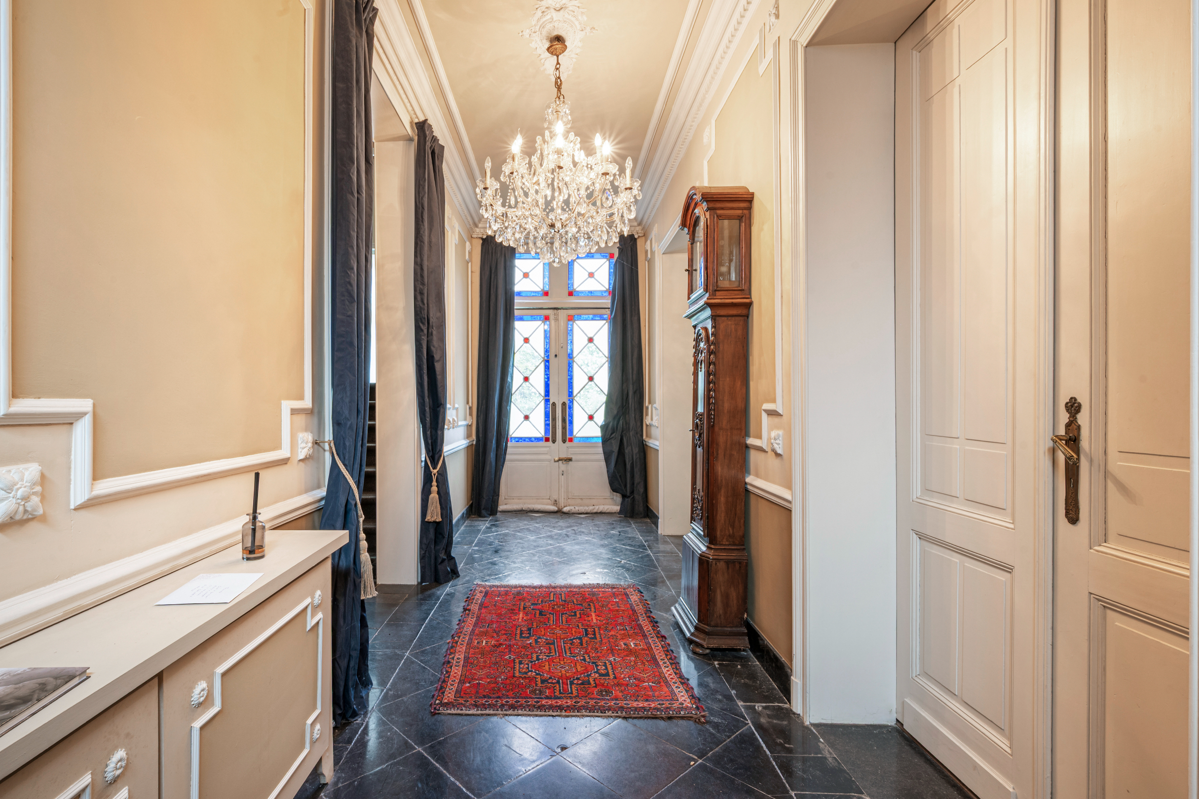 Gerenoveerd herenhuis met 4 slaapkamers en binnentuin op 120m van de grote markt - foto 5
