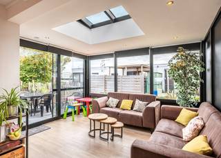 Instapklare bungalow met twee slaapkamers en aangenaam terras te koop in vakantiedomein "De Grote Zeemeeuwen".<br /><br />De bungalow werd als volgt ingedeeld: inkomdeur | uitgeruste keuken | ruime leefruimte met toegang tot aanpalend terras | badkamer met douche, toilet en lavabo in meubel | 1ste slaapkamer met dubbel bed | 2de slaapkamer met stapelbed. <br /><br />Het dak en de gevels werden recentelijk geïsoleerd. Alle ramen werden reeds vervangen door hoogrendementsbeglazing in PVC raamprofielen. De elektrische installatie is conform! <br /><br /> Mits plaatsen van een warmtepomp wordt het EPC direct een label D. Simulatie van erkend energiedeskundige voorhanden! <br /><br />Er is voldoende parkeergelegenheid voor de deur.<br /><br />Op zoek naar uw instapklaar stekje aan zee? Contacteer ons snel voor meer info.