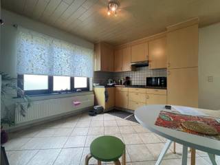 <p><strong>Woning met tuin in Rijkevorsel</strong></p>
<p>Deze woning bevindt zich in Rijkevorsel, nabij het centrum en met een vlotte verbinding naar omliggende gemeenten, en vormt de linkerkant van een tweewoonst. U betreedt de woning via de inkomhal die toegang geeft tot de lichtrijke leefruimte en de keuken. Verder zijn er een praktische kelder, een berging en een gastentoilet aanwezig. De badkamer is uitgerust met een douche. Op de eerste verdieping bevinden zich twee volwaardige slaapkamers. Achter de woning geniet u van een terras en een tuin, ideaal om in alle rust te ontspannen. Bovendien is er een garage achteraan het perceel, wat zorgt voor extra comfort en bergruimte. Een BEZOEK aanvragen kan enkel online via WWW.VASTGOEDPARTNERS.BE</p>