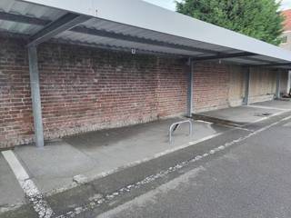 Overdekte staanplaats te koop, vlak bij de markt van Heist. De staanplaats heeft een breedte van 2,90 meter en een lengte van 5,80 meter. 