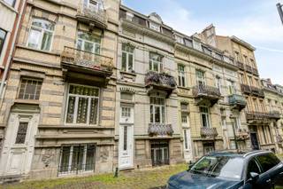 <p>Immo Pické vous propose cette maison de maître idéalement située juste à côté du parc de Laeken, à proximité immédiate des commerces, des écoles, des transports en commun, des axes routiers et de toutes les commodités. Cette propriété a été entièrement rénovée entre 2012 et 2014 et est actuellement divisée en 3 appartements (reconnu à l'urbanisme comme une maison unifamiliale). Au rez-de-chaussée et au premier étage, on trouve deux appartements dotés de magnifiques hauts plafonds, comprenant chacun un salon, une salle à manger avec cuisine ouverte, une chambre spacieuse et une salle de bains. Au deuxième étage, on trouve un autre appartement avec mezzanine, comprenant un salon avec cuisine ouverte, un WC, un débarras avec chaudière, une chambre et une salle de bains. Cet appartement dispose en outre d'une terrasse sur le toit. Au souterrain (demi-sous-sol), l'immeuble dispose en outre de deux chambres, d'une salle de bains, d'une kitchenette et d'un local de cave commun donnant accès à 3 caves individuelles. Informations complémentaires : installation électrique conforme, chauffage central individuel au gaz, double vitrage PVC, façade arrière isolée, chauffage au sol partiel, toiture rénovée, ventilation,... Rez-de-chaussée et premier étage sont loués actuellement.</p>