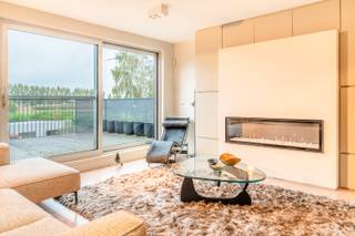 Welkom in de Vossenstraat 70 te Kruibeke. Omgeven door weilanden en vlakbij invalswegen vinden we deze mooie en goed onderhouden woning.We parkeren...