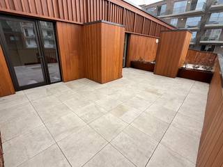 Nieuwbouwappartement gelegen in 'Van Eyck Park' in residentie 'Pavillion', project getekend door Polo Platform. Het appartement is gelegen op de gelijkvloerse verdieping en geniet van veel lichtinval door de grote raampartijen en hoekligging en is voorzien van een groot terras. Residentie 'Pavillion is gelegen in de collectieve binnentuin waardoor het van een uitermate rustige ligging geniet temidden van het groen. De eigenaars van een appartement in de residentie kunnen tevens gebruik maken van een groot dakterras. Verkoop onder 21% BTW.<br /><br /><u>Indeling van het appartement:</u><br />Hal: +/- 11 m² ingebouwde spots, videofoon.<br />Afzonderlijke toilet met handenwasser: +/- 1,5 m²<br />Living met open keuken (nog te plaatsen door koper): +/- 50 m² <br />Terras op tegels: +/- 11 m²<br />Slaapkamer: +/- 24 m² ingebouwde spots. (Het oorspronkelijke plan voorziet twee slaapkamers.)<br />Badkamer: +/- 7,5 m² lavabo en lavabomeubel, hangtoilet, handdoekdroger, inloop regendouche, ingebouwde spots.<br />Berging: +/- 3,5 m² aansluiting wasmachine en warmtepomp.<br /><br />Appartement is voorzien van een epoxyvloer.<br /><br />Prijs berging: € 6.000 (excl 21% BTW)<br />Prijs autostaanplaats: € 40.000 (excl. 21% BTW).<br /><br />