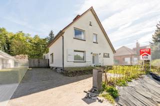<p><strong>Charmante open bebouwing met riante tuin aan de stadsrand van Sint-Niklaas. </strong>Op zoek naar een woning met ruimte, licht en een groene oase vlakbij de stad? Deze open bebouwing langs de Hoge Heerweg biedt het beste van twee werelden: een rustige, residentiële ligging én een vlotte verbinding naar alle belangrijke invalswegen.</p>

<p>De woning, gebouwd in 1950, verrast met haar royale volumes en aangename leefcomfort. Binnen geniet je van een overvloed aan natuurlijk licht en een praktische indeling, terwijl buiten een prachtige tuin van maar liefst 700 m² wacht om ontdekt te worden.</p>

<p>Belangrijkste ruimtes:<br />• Ruime living (71 m²) met inbouwcassette en veel lichtinval<br />• Volledig ingerichte keuken met inductiekookplaat, combi-oven, vaatwasser, koelkast en ingemaakte kasten<br />• Polyvalente ruimte (15 m²) voor hobby of bureau<br />• Badkamer (9 m²) met inloopdouche, dubbel wastafelmeubel en toilet<br />• 3 slaapkamers (12 m², 14 m², 15 m²)<br />• Berging met aansluitingen voor wasmachine en droogkast<br />• Deels onderkelderd<br />• Zolder (23 m²) bereikbaar via vaste trap<br />• Tuin van 700 m², ideaal voor ontspanning en spel</p>

<p>Troeven:<br />• Goede locatie nabij invalswegen en voorzieningen<br />• Ruime woning met royale leefruimtes<br />• Zeer mooie en grote tuin van 700 m²</p>

<p>Laat je verrassen door de charme en het potentieel van deze woning. Plan vandaag nog je bezoek en ontdek zelf waarom dit jouw nieuwe thuis kan worden.</p>

<p><strong>Jouw nieuwe begin start hier.</strong></p>