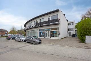 Ontdek dit stijlvolle en volledig vernieuwde appartement, ideaal gelegen aan de Heilige Dominicus Saviolaan 12 te Dilbeek. Dankzij de centrale ligging geniet u van een uitstekende bereikbaarheid en bevindt u zich op wandelafstand van winkels, scholen, openbaar vervoer en tal van andere dagelijkse voorzieningen. Bovendien zorgen de vlotte verbindingen naar Brussel en de Ring ervoor dat deze woonst ideaal is voor pendelaars.<br /><br />Gelegen op de eerste verdieping, combineert dit instapklare appartement modern wooncomfort met een praktische indeling.<br /><br />Via de inkomhal, voorzien van een afzonderlijk gastentoilet, bereikt u de lichtrijke leefruimte met open, volledig uitgeruste keuken. De open indeling creëert een aangename en ruime woonbeleving, terwijl de grote raampartijen zorgen voor een overvloed aan natuurlijk licht.<br /><br />Aansluitend bevindt zich een praktische berging, ideaal voor extra opslag en het plaatsen van een wasmachine en droogkast.<br /><br />Verder beschikt het appartement over een moderne douchekamer en een comfortabele slaapkamer, waardoor deze woonst perfect geschikt is voor een alleenstaande of een koppel.<br /><br />Dankzij de volledige renovatie geniet u van een energiezuinig, hedendaags appartement dat volledig instapklaar is.<br /><br />Bent u op zoek naar een modern en instapklaar appartement in het hart van Dilbeek? Dan is dit appartement zeker een bezoek waard.<br /><br />📞 Contacteer ons vandaag nog voor meer informatie of een bezoek ter plaatse.<br /><br />📧 dilbeek@weinvest.be<br />📱 0497 248 251