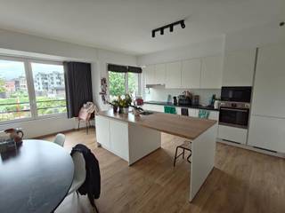 Uitstekend gelegen 2 slaapkamer appartement in het centrum van Aalst. Het appartement is gelegen in een kleinschalig gebouw van 2 appartementen. We komen binnen in het een ruime inkomhal die uitgeeft op de prachtige leefruimte met open keuken. Het uitzicht over de dender maakt het plaatje af. De leefruimte is groot zeer lichtrijk dankzij de grote raampartijen. De keuken is volledig geïnstalleerd en voorzien van alle toestellen. Verder vinden we nog een badkamer met douche, een apart toilet, een technische ruimte met plaats voor wasmachine en 2 ruime slaapkamers (18m² en 14m²). De garage biedt ruimte voor 2 wagens en er is nog een gemeenschappelijke buitenruimte van 20m². Wenst u meer informatie of een bezoek? Stuur gerust een mail naar Affligem@immoaccenta.be