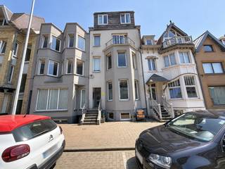 Appartement in centrum De Panne. Dit appartement is gelegen in de onmiddellijke nabijheid van winkels, horeca, zee en openbaar vervoer! Onmiddellijk beschikbaar.<br /><br />INDELING<br />> Tweede verdieping:<br />- lichtrijke leefruimte met toegang tot het terras<br />- open keuken voorzien van spoelbak, keramische kookplaat en dampkap.<br />- slaapkamer 1 <br />- badkamer met douche,toilet en lavabo met wasmeubel<br /><br /><br /> <br />ALGEMEEN<br />- gemeenschappelijke kosten voor water en onderhoud gang €50/maand<br />- onmiddellijk beschikbaar<br /><br />Ben je geïnteresseerd in dit pand te huur in De Panne? Ga naar de website www.dewaele.com, klik op het pand dat je wenst te huren. Via de rode knop "vraag je bezoek aan" vragen we u kort een profiel in te vullen. Daarna nemen we contact op voor een bezoek. Telefonisch kunnen er geen afspraken gemaakt worden.