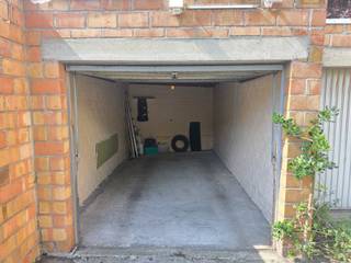 Deze gesloten garagebox is centraal gelegen op de Vuurtorenwijk.<br /><br />Gelegen achteraan een gebouw in een open garagecomplex en inrit onder een gebouw.<br />Er zijn geen algemene kosten of syndicus voor de garage<br /><br />Voorzien van een manuele kantelpoort met slot.<br /><br />Breedte 2,75m<br />Diepte links 5,03m - diepte rechts 5,64m ( de muur achteraan loopt schuin ) <br /><br />Vraagprijs van 29.000 euro<br /><br />Informatie en bezoeken via kantoor