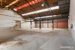 Situé dans la Priester Pattynstraat à Izegem, vous trouverez cet entrepôt fonctionnel d'une superficie de 584 m². Idéale pour le stockage,...