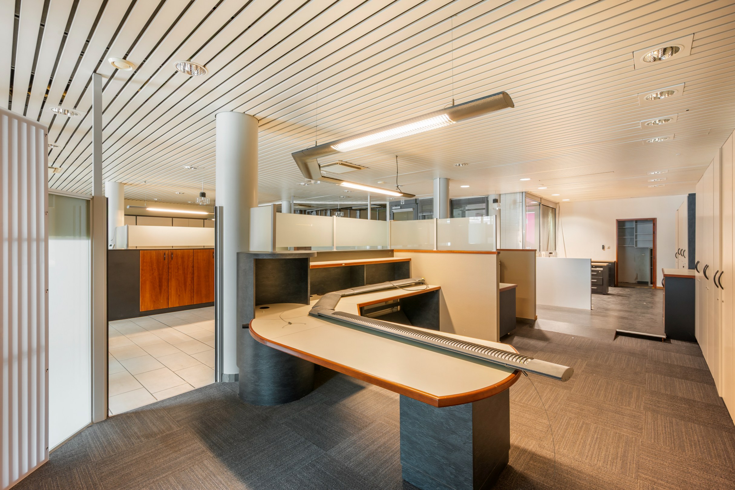 Rez-de-chaussée commercial de 332m² avec 6 places de parking - photo 4