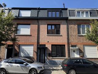 Welkom in deze gerenoveerde charmante woning gelegen in Mechelen.Via de inkomhal bereiken we de wasplaats, WC en open keuken met aansluitend living welke uitgeeft op het terras/tuin. De ingerichte open keuken is voorzien van inductiekookplaat, oven, microgolf, vaatwas, frigo met diepvries en enkele spoeltafel.Op de eerste verdieping is er een ruime badkamer(inloopdouche, WC en dubbele lavabo) en slaapkamer.Verder beschikt deze woning nog over 2 slaapkamers op de zolderverdieping.Buiten geniet u van een gezellige tuin, ideaal om tot rust te komen na een drukke dag. Laat deze kans niet voorbijgaan en maak van deze woning uw nieuwe thuis!