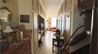 Op te frissen <strong>3-slaapkamerwoning</strong> met <strong>TERRAS</strong>, rustig gelegen in het <strong>centrum van Brugge</strong>, vlakbij de Burg, stadsschouwburg, Sint-Jansplein en op wandelafstand van de Grote Markt. Troeven : Dichtbij alle modaliteiten die de Brugse binnenstad te bieden heeft zoals cultuur, recreatie, openbaar vervoer, stadsparken en shopping!<br />+ De zeer goede ligging bezorgt deze woonst een uitstekende Mobiscore van 9,3 op 10 !<br /><br />Omvat een inkom, living, keuken, berging, kelder, 3 slaapkamers, badkamer met ligbad, ruime zolder en een terras.<br />Dit pand is onderhevig aan de renovatieplicht van residentieel vastgoed opgelegd door de Vlaamse overheid.<br />Vg,Wche,Gmo,Gvkr,Gvv<br />P-score=A G-score=A<br />#leukwonen #brugge<br /><br />Bruikbare vloeroppervlakte 172 m²<br />Totale oppervlakte 109 m²