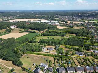 ° KESSEL-LO - op 5 min van <u><strong>LEUVEN</strong></u> , <u><strong>Pellenberg,</strong></u><strong> </strong><u><strong>Linden</strong></u><strong> </strong> en <u><strong>Korbeek-Lo</strong></u><br />° vlakbij "<u>Trolieberg</u>" , "<u>Heideberg</u>" en "<u>Wimmershofpad</u>"<br />° treinstation Leuven op slechts 3 km<br />° lagere school, openbaar vervoer, ..... op wandelafstand<br />----------------------------------------------------------------------------------------------<br />° prachtige villa met <u><strong>veel uitstraling</strong></u><br />° UNIEK perceel van 61.000 m2 <u><strong>(6,10 hectare)</strong></u>:<br /> <u>ONVINDBAAR in de regio</u> !<br />----------------------------------------------------------------------------------------------<br />° <u>uitzonderlijk <strong><u>R</u>USTIGE en DISCRETE ligging</strong></u>:<br />---> <u>achterin gelegen</u> (via oprit van 100 m)<br />---> <u>100 % privacy:</u> geen zichtbare buren<br /><br />° 3 toegangswegen: 2 via de Lange Lostraat, 1 via Wimmershof<br /><br />------------------------------------------------------------------------------------------------<br />° PRIJS voor de villa op 1,74 ha: 1.250.000 €<br />° PRIJS voor de villa op 6,10 ha: 1.450.000 €<br />(geen enkele verplichting tot aankoop 6,10 ha) <br />---------------------------------------------------------------------------------------------<br /><br /><u>GELIJKVLOERS</u> (+/- 204 m2, inclusief garage 40 m2):<br />* prachtige statige inkomhal (40 m2) :<br />--- vloer in marmer<br />--- vestiaire / gastentoilet<br /><br />* zeer cozy <u><strong>LIVING + EETKAMER</strong></u> (totaal 73 m2):<br />--- open haard<br />--- zeer lichtrijk dankzij raampartijen op 3 muren<br />--- vol-eiken parketvloer<br />--- relatief hoge plafonds: geeft een aangenaam ruimte-gevoel<br /><br />* KEUKEN<br /><br />* 2e inkomhall<br /><br />* GARAGE <br />--- 2 grote wagens<br />--- autowerkput ("smeerput", ook toegang vanuit kelder)<br /><br />-------------------------------------------------------------------------------------------------<br /><u>1e VERIEPING</u> (+/- 204 m2 bruto):<br />* traphal met zithoek<br />* <u><strong>5<strong> </strong>mooie KAMERS</strong></u> (40 m2, 35 m2, 16 m2, 12 m2 en 10 m2)<br />* BADKAMER<br /><br />------------------------------------------------------------------------------------------------<br /><u>KELDER</u> (+/- 204 m2):<br />* volledig onderkelderd (hobby, wijnkelder, berging, .....)<br /><br />-----------------------------------------------------------------------------------------------<br /><u><strong>vrijstaand polyvalent BIJGEBOUW</strong></u> (+/- 80 m2):<br />* voorheen gebruikt als paardenstallen, nadien als "jachtpaviljoen"<br />* geschikt voor diverse doeleinden<br />* uitgerust met keukentje, toilet en houtkachel<br /><br />-------------------------------------------------------------------------------------------------<br /><u>TUIN</u>:<br />* <u><strong>100 % PRIVACY</strong></u>: geen zichtbare buren !<br />* gedeelte siertuin<br />* BOS<br />* WEIDEN<br />* toegang met grote landbouwmachines mogelijk via achterliggende straat (Wimmershof)<br />* achteraan grenzend aan "Heidebloempad" (wandel- en fietspad)<br /><br />-------------------------------------------------------------------------------------------------<br />* villa gelegen in agrarisch gebied, mét bouwvergunning<br />* zeer degelijke constructie, die de nodige liefde verdient<br /> voor een update van isolatie (ramen, dak), elektriciteit en sanitair.<br /><br />* <u><strong>absoluut UNIEKE eigendom</strong></u> aan de rand van LEUVEN !<br />* ideaal voor mensen die houden van <u><strong>rust, privacy, dieren, .......</strong></u><br />-------------------------------------------------------------------------------------------------<br />