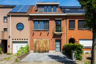 Deze instapklare gezinswoning geniet van een uitstekende ligging in een rustige straat, midden in het centrum van Schoten. Hier woont u op wandelafstand van winkels, scholen, horeca, openbaar vervoer en alle dagelijkse voorzieningen, terwijl u tegelijk geniet van rust en privacy. Bovendien bevinden het Park van Schoten en belangrijke verbindingswegen zich vlakbij, wat zorgt voor een bijzonder aangename en vlot bereikbare woonomgeving.<br /><br /><strong>Indeling: </strong>Via de verzorgde inkomhal met vestiairegedeelte en gastentoilet betreedt u de woning. Vanuit de hal heeft u tevens toegang tot de inpandige garage. Achteraan vormt de lichtrijke woon- en eetkamer het hart van de woning. Dankzij de grote raampartijen en de stijlvolle lichtstraat baadt deze ruimte in natuurlijk licht en geniet u van een aangenaam contact met de tuin. Aansluitend bevindt zich de eetruimte met de op maat gemaakte leefkeuken, die functionaliteit en gezelligheid perfect combineert. De grote schuiframen zorgen voor een vloeiende overgang tussen binnen en buiten en geven toegang tot het terras en de zonnige tuin. Hierdoor ontstaat een ideale leefomgeving voor zowel het dagelijkse gezinsleven als het ontvangen van familie en vrienden.<br /><br />Op de eerste verdieping bevinden zich twee volwaardige slaapkamers en een badkamer uitgerust met inloopdouche, ligbad, dubbele lavabo en toilet.<br /><br />De tweede verdieping omvat een ruime zolderkamer die momenteel ingericht is als slaapkamer. Dankzij de grote oppervlakte kan deze verdieping eveneens ingericht worden als een riante master suite of opgesplitst worden in twee afzonderlijke slaapkamers. Tot slot beschikt de woning nog over een praktische kelderruimte.<br /><br /><strong>Bijzonderheden: </strong>Rustig gelegen - Pal in het centrum van Schoten - 3 volwaardige slaapkamers - Inpandige garage en parkeerplaats voor de deur - Zonnige tuin - Grote raampartijen en lichtstraat voor optimale lichtinval - Elektriciteit wordt conform gemaakt