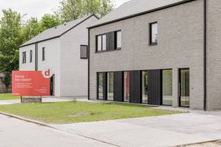 In het centrum van Vorselaar realiseert Danneels een nieuwbouwproject met energiezuinige gezinswoningen in hedendaagse stijl. Hier woon jij rustig en familievriendelijk, aan de rand van het Kerkebos.   <br /><br />De fraaie halfopen bebouwing op lot 4 kan <strong>in enkele maanden woonklaar</strong> worden afgewerkt volgens jouw smaak en wensen.<br /><br />Deze woning heeft o.m. een open ingedeelde woonkamer, ingerichte eilandkeuken en badkamer, 3 mooie slaapkamers, <strong>perfect zongerichte tuin </strong>met gezellig terras, oprit en alu carport.<br /><br />Hier woon jij binnenkort heel comfortabel, want deze bijna-energieneutrale woning met E-peil 15 is uitgerust met een <strong>geothermische warmtepomp</strong>, zonnepanelen en een ventilatiesysteem met warmterecuperatie.<br /><br />Danneels werkt deze woning voor je af volgens jouw wensen. Onze klantenbegeleider staat voor je klaar. 