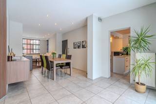 In een DOODLOPENDE STRAAT in Desselgem vindt men deze instapklare eengezinswoning terug met 3 slaapkamers (mogelijkheid 4)!De zijgevel van de woning...