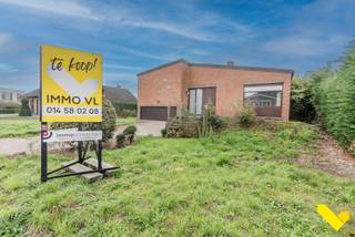 Charmante woning op een ruim perceel van 1.012m².<br /><br />We betreden deze woning via de ruime inkomhal om vervolgens door te gaan naar de lichtrijke leefruimte. Deze is onderverdeeld in een gezellige zithoek en een eethoek met koppeling naar het terras en de tuin. Naastliggend bevindt zich de keuken ook hier weer met zicht op de tuin. Verbinding via de trap naar de koele berging, de wasplaats en de badkamer die zich allen op grondniveau bevinden.<br /><br />Gaan we vervolgens via de trap omhoog naar het nachtgedeelte hebben we hier 3 slaapkamers.<br /><br />Op grondniveau is er verder nog een ruime garage met mogelijkheden tot opslag en op dakniveau een kruipzolder.<br /><br />Zetten we een stap naar buiten via het overdekt terras, hebben we zicht op een ruime naast- en achterliggende tuin.<br /><br />Op vlak van ligging zitten we hier in een rustige buurt met een goede verbinding naar de omliggende gemeenten en de E313.<br /><br />Bent u geïnteresseerd en wenst u een bezoek? Bel ons op het nummer 013 66 62 08.