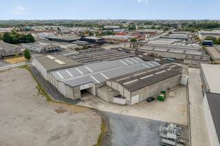 Divers entrepôts à louer dans la zone industrielle de Kuurne d'une superficie de 500 m² à 4 000 m². <br /><br />Spécifications : <br />- Sol en béton ciré<br />- Isolation du toit<br />- Portail sectionnel<br />- Electricité (triphasée)<br />- Quais de chargement<br />- Possibilité de louer des bureaux<br /><br />Vous recherchez un bien immobilier commercial composé d'un entrepôt à louer à Kuurne ? N'hésitez pas à nous contacter au 056 21 11 11.