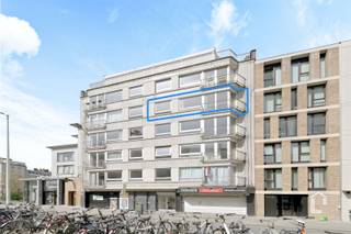<p><span>Te renoveren appartement in centrum Gent</span></p><p><span> </span></p><p><span>Het appartement is gelegen vlak aan de Nederschelde, op de kruising tussen de Tentoonstellingslaan, de Sint-Lievenslaan en de Citadellaan. Op wandelafstand van de Kinepolis, de Kantienberg en het Sint-Pietersplein. Er is een uitstekend aanbod aan openbaar vervoer, een zeer goede bereikbaarheid naar scholen, universiteiten en hogescholen.</span></p><p><span> </span></p><p><span>Het appartement bevindt zich in een kleinschalige residentie van 11 appartementen en een commercieel pand op het gelijkvloers. Er is een aparte inkomhal voor de appartementen, met lift.</span></p><p><span>Het gebouw heeft een gemeenschappelijke verwarmingsinstallatie op gas, welke in 2012 vernieuwd is geweest.</span></p><p><span>De gemeenschappelijke waterverzachter is eveneens vernieuwd in 2023.</span></p><p><span>Doordat het appartement volledig ingesloten is, beschikt het reeds over een goed EPC (131 kWh, B-label) en is er geen renovatieverplichting van toepassing.</span></p><p><span> </span></p><p><span>Indeling: Centrale inkomhal met vestiaire, aparte keuken, ruime leefruimte, berging, apart toilet, badkamer met reeds vernieuwde douchecel en 2de toilet, 2 slaapkamers waarvan 1 met toegang naar het terras en 1 met ingebouwde kasten.Bij het appartement hoort ook een berging in de ondergrondse kelder.</span></p><p><span> </span></p><p><span>De keuken en badkamer zijn aan een opfrisbeurt toe. In enkele appartementen is de keuken open getrokken met een keuken-eiland i.p.v. de huidige muur. De prachtige originele parketvloer kan herleven met deze op te schuren en te behandelen.</span></p><p><span>De ramen zouden eveneens moeten vernieuwd worden. Vooraan is er reeds (verouderd) dubbel glas.</span></p><p><span> </span></p><p><span>Renovatiedossier beschikbaar</span></p><p><span>Beschikbaar: bij akte</span></p><p><span>EPC: 131 kWh, B-label</span></p><p><span>Geen renovatieverplichting</span></p><p><span>Elektriciteit: niet-conform</span></p><p><span> </span></p>