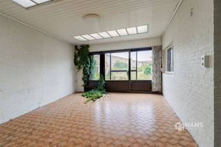 <p><span>Welkomstraat 38 - Brecht</span></p><p><span> </span></p><p><span>Te renoveren halfopen bebouwing (88 m²) met 3 slaapkamers en garage op een perceel van 398 m² in Brecht</span></p><p><span>Ben je op zoek naar een pand dat je kan omtoveren in jouw droomwoning? In de Welkomstraat in Brecht vinden we deze te renoveren halfopen bebouwing op een perceel van 398 m². Met haar praktische indeling, verschillende extra ruimtes en zuid-west-gerichte tuin van 196 m² biedt deze woning heel wat mogelijkheden om er een gezellige thuis van te maken.</span></p><p><span>Via de inkom aan de zijkant betreden we de woonst. Vooraan bevindt zich de woonkamer (24 m²) en centraal op het gelijkvloers treffen we de aparte keuken (10 m²) en badkamer (6 m²). De ruime veranda van 28 m² met zicht op de tuin biedt tal van mogelijkheden. Verder beschikt de woning nog over een garage (15 m²) en achteraan op het gelijkvloers is er nog een extra kamer van 12 m² te vinden, die perfect kan dienen als slaapkamer, bureau of hobbyruimte.</span></p><p><span>Op de eerste verdieping bevinden zich nog 2 slaapkamers van 11 m² en 14 m².</span></p><p><span>Ben jij klaar om deze woning een tweede leven te geven? Ontdek de mogelijkheden tijdens een bezoek!</span></p><p><span>Bewoonbare opp. 88 m² ref.: bruto vloeropp. EPC. Voor meer info of een gratis schatting surf naar </span><span><span>www.hansimmo.be</span></span><span>.</span></p><p><span> </span></p>