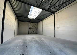 Magazijn van ca. 180 m² te huur in Zwevegem in het project Park Apart. Het magazijn is gelegen in de nabijheid van diverse invalswegen en de autosnelweg. Uitermate geschikt voor opslag en kleine ambacht.<br /><br />Specificaties:<br />- Sectionale poort (elektrisch) 4m Br x 4,5m H;<br />- Polybeton ;<br />- Lichtkoepel ;<br />- Vrije hoogte: 6m ;<br />- Aan- en afvoer van water aanwezig ;<br />- 2 voorliggende parkeerplaatsen.<br /><br />Beschikbaar vanaf 01/12/2026!<br /><br />Bent u op zoek naar een magazijn in Zwevegem? Aarzel dan zeker niet om ons te contacteren op het nummer 056 21 11 11.