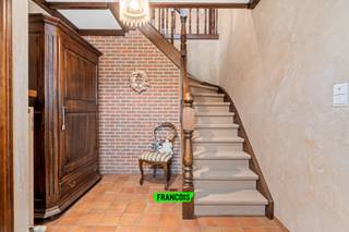 In een rustige en residentiële woonwijk nabij het centrum van Zottegem vindt u deze statige open bebouwing met een ideale ligging voor wie houdt...