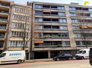 In Antwerpen in een veilige garage onder een appartementsgebouw vinden we deze autostaanplaats terug. De staanplaats is te bereiken via een brede...