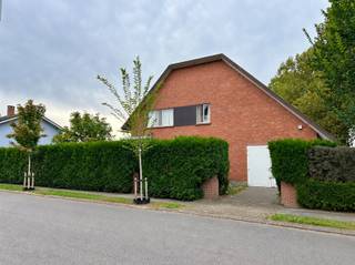 <p><span>RENOVATIEPAND TE KOOP IN EKEREN</span></p><p><span> </span></p><p><span>Wij bieden u deze vrijstaande woning aan gelegen op een perceel van 554 m² grond met zuidwestelijke oriëntatie.</span></p><p><span> </span></p><p><span>Het eigendom beschikt over een bewoonbare oppervlakte van ongeveer 174m² verdeeld over meerdere niveaus. Op de gelijkvloers vindt u de woonkamer met zicht op de tuin, een houten keuken, apart toilet en een ruime inpandige garage met toegang tot de kelder. De bovenverdieping is ingericht in 3 slaapkamers + een grote bergruimte (mogelijk extra slaapkamer) en een oude badkamer. Een val met schuiftrap biedt toegang tot een zolderruimte dewelke mogelijk nog kan ingericht worden.</span></p><p><span> </span></p><p><span>De woning staat ingesloten door haagwerk en is gelegen in een rustige, groene wijk van Ekeren-Mariaburg. De tuin situeert zich rondom de woning en biedt zo vele mogelijkheden tot het creëren van gezellige, zonnige en schaduwrijke plekjes met de nodige privacy.</span></p><p><span> </span></p><p><span>Met de nodige renovatie en aanpassingen kan deze woning volledig naar wens van de toekomstige bewoner ingericht worden, wat het een interessante keuze maakt voor beleggers of gezinnen met visie.</span></p>