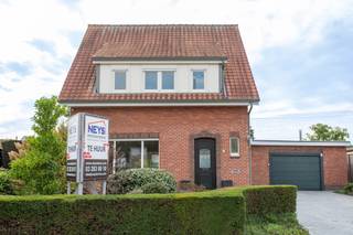 Ruime en lichtrijke woning met drie slaapkamers, een grote leefruimte, volledig uitgeruste keuken, vernieuwde badkamer en inpandige garage. De woning beschikt over een groot terras, een omheinde tuin, tuinhuis en oprit. Daarnaast zijn er zonnepanelen met batterij, airconditioning, een houtkachel, pelletverwarming, rolluiken en vliegenramen aanwezig. Gelegen op een goed bereikbare locatie nabij het station, winkels en scholen. De woning is onmiddellijk beschikbaar voor €1.495 per maand.