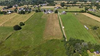 In L'Escaillère (Chimay), in een rustige omgeving die volledige privacy waarborgt, bevindt zich deze karaktervolle eigendom op meer dan 2 hectare, bestaande uit een hoofdwoning, een zelfstandig appartement, een schuur en stallen. Het geheel biedt ongeveer 330 m² bewoonbare oppervlakte volgens het EPC en geniet van volledige autonomie op het vlak van elektriciteit en water.<br /><br />De hoofdwoning opent op een inkomhal die toegang geeft tot een ruime woonkamer, een eetkamer, een volledig uitgeruste open keuken en een afzonderlijk bureau. Op de verdieping bevinden zich 3 tot 4 slaapkamers, een badkamer, een bureau, een mezzanine en een inrichtbare zolder. Een kelder, een aangebouwde garage en een rechtstreekse toegang tot het terras en de tuin vervolledigen het geheel. Bij de recente renovatie werd gekozen voor kwaliteitsvolle materialen.<br /><br />Het zelfstandige appartement omvat een keuken met eethoek, een woonkamer, twee slaapkamers en een doucheruimte. Het vormt een ideale oplossing om een familielid te huisvesten, een vakantiewoning uit te baten of een aanvullend inkomen te genereren.<br /><br />De buitenruimtes omvatten weiland, tuin en een aangename waterloop achteraan het perceel, waardoor de eigendom perfect geschikt is voor paarden, dieren of een landelijk woonproject. Een ruime schuur en de stallen bieden tal van ontwikkelingsmogelijkheden.<br /><br />Aan de straatzijde bevindt zich een bouwgrond van ongeveer 12 are, die een interessante grondreserve vormt. Volledige autonomie op het vlak van water en elektriciteit.<br /><br />Informatie en afmetingen zijn indicatief. Niet-contractuele publiciteit – de eigenaars behouden zich het recht voor om elk bod te aanvaarden of te weigeren.