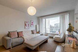 <p><span>Het pand is gelegen in de gegeerde Pulhofwijk, een strategische en uitstekend bereikbare locatie voor wie rustig wil wonen, maar toch vlot wil verbonden blijven met de stad. Het station van Mortsel bevindt zich op wandelafstand en ook bus- en tramverbindingen zijn ruim vertegenwoordigd in de nabije omgeving. Daarnaast zijn er verschillende velo-stations in de buurt en bereik je met de wagen de snelweg in slechts enkele minuten.</span></p><p><span> </span></p><p><span>Het appartement bevindt zich op de vijfde verdieping van een verzorgd gebouw, waarvan het dak geïsoleerd is conform de norm 2020. De vaste kosten bedragen € 227/maand en omvatten verwarming op gas, warm/koud water, blokpolis, minuterie en lift— een duidelijk en overzichtelijk geheel. In 2021 werd het appartement volledig gerenoveerd en sindsdien werd het met zorg onderhouden. De elektriciteit is conform, waardoor je hier zonder bijkomende werken of zorgen je intrek kan nemen.</span></p><p><span> </span></p><p><span>Je betreedt het appartement via de ruime leefruimte met open keuken (ca. 36 m²). Dankzij de grote raampartij geniet deze ruimte van een overvloed aan natuurlijk licht. De keuken is volledig uitgerust met hedendaags comfort en vormt een mooi geheel met de woonruimte. Vanuit de keuken heb je toegang tot het oost-georiënteerde terras van maar liefst 18 m². De twee slaapkamers zijn respectievelijk 11 m² en 14 m² groot en bieden voldoende ruimte voor comfortabel wonen. De badkamer (5 m²) is ingericht met een lavabomeubel en inloopdouche en beschikt bovendien over aansluitingen voor een was- en droogmachine. Het toilet is apart voorzien.</span></p><p><span> </span></p><p><span>Tot slot hoort er bij het appartement nog een privatieve kelderberging.</span></p><p><span> </span></p><p><span>Ben je op zoek naar een appartement waarin je zonder zorgen je intrek kan nemen? Mis deze kans niet! Bewoonbare opp. 83 m² ref.: bruto vloeropp. EPC. Voor meer info of een gratis schatting surf naar www.hansimmo.be</span></p><p><span> </span></p>