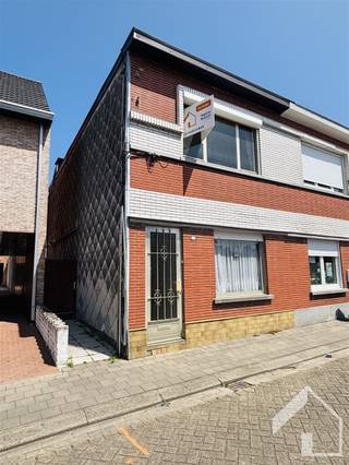 Volledig te renoveren woning, met zij-ingang (troef!), op een perceel van 115m2 in het centrum van Duffel, op wandelafstand van winkels, scholen...
