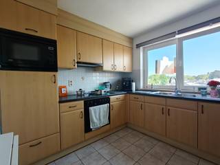 Bij het binnenkomen word je verwelkomd in de inkom die toegang geeft tot de verschillende ruimtes van het appartement. De leefruimte sluit aan op...
