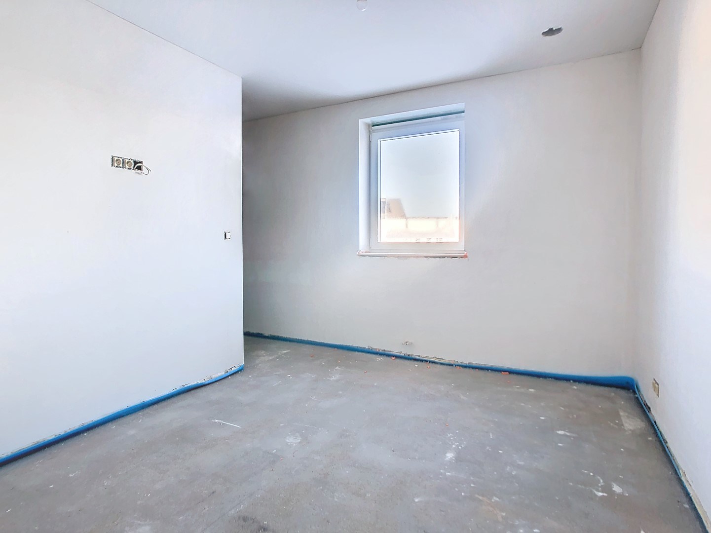 Ruim 2-slaapkamer appartement op het gelijkvloers met terras en tuintje - foto 5