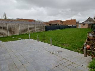 Gelegen langs de Zwartestraat, pal in het dorpscentrum van Reninge, vinden we deze recent gerenoveerde huurwoning terug. De aangename woonst werd...