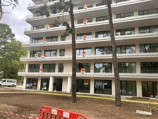 Dit mooie, nieuwe appartement is gelegen op de tweede verdieping in de nieuwe residentie Bosart, gelegen op de Schaapsdries in Genk. Tussen de natuur en op wandelafstand van het park en het centrum van Genk. <br />Het appartement heeft naast de lichtrijke living een ruim terras en een geïntegreerde keuken met alle hedendaagse elektrische toestellen ( o.a. ook een diepvries) en een kookeiland. De leefruimte beschikt eveneens over een apart leeshoekje of bureautje. Verder zijn er twee slaapkamers, een gastentoilet, een badkamer en een berging/ technische ruimte. De wagen kan ondergronds geparkeerd worden op een autostaanplaats op de -1. Hier is er ook een berging voorzien.<br />Het appartement zal geschilderd worden en voorzien van verlichting, vliegenramen en gordijnrails. Het zal klaar zijn voor verhuur tegen begin oktober.<br />In het complex zal een dak-park, speeltuin een ontmoetingsruimte,... voorzien worden.<br /><br />Waarom kiezen voor dit appartement:<br />- ligging in het groen en dicht bij het centrum<br />- zeer ecologisch<br />- voorzien van vliegenramen, verlichting, ...<br />- ...<br /><br />Heb je interesse in dit appartement? Neem dan contact op met Valère Vangeel via valere@vestio.com of 0472 323 424