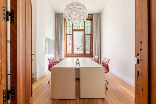 <p><span>Karaktervol Art Nouveau-pand uniek gerenoveerd met oog voor authenticiteit op toplocatie! Bijzonder rustig gelegen!</span></p>
<p><span>De woning ademt geschiedenis en klasse. Architect Cuypers liet zich bij het ontwerp duidelijk inspireren door de Japanse architectuur, wat resulteert in verfijnde lijnen, harmonieuze proporties en een unieke sfeer. Tijdens de recente grondige renovatie zijn alle authentieke elementen zorgvuldig bewaard gebleven en hedendaags comfort werd voorzien.</span></p>
<p><span>Momenteel is het gelijkvloers ingericht als kantoorruimte, wat deze woning ideaal maakt voor wie wonen en werken wil combineren. De verdiepingen herbergen vier ruime slaapkamers en twee badkamers, perfect voor een groot gezin of voor wie extra ruimte zoekt voor hobby’s of gasten.</span></p>
<p><span>Extra troeven:</span></p>
<ul>
<li>
<p><span>Gelegen in een bijzonder rustige buurt, met vlotte verbinding naar stad en snelweg</span></p>
</li>
<li>
<p><span>Originele Art Nouveau-elementen in perfecte staat</span></p>
</li>
<li>
<p><span>Veel lichtinval en een aangename, open sfeer</span></p>
</li>
<li>
<p><span>Parking mogelijk in het naastgelegen pakhuis</span></p>
</li>
<li>
<p><span>Geschikt als gezinswoning, praktijkwoning of karaktervolle kantoorruimte</span></p>
</li>
</ul>
<p><span>Dit unieke pand biedt een zeldzame combinatie van architecturale waarde, woonkwaliteit en functionele mogelijkheden. Een buitenkans voor wie op zoek is naar iets met karakter én comfort.</span></p>