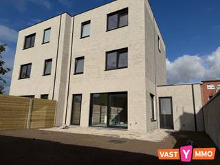 <p><span>Moderne nieuwbouwwoning met 4 slaapkamers, garage en tuin nabij Eksterlaar. </span></p><p><span>Deze moderne nieuwbouwwoning bevindt zich vlakbij de nieuwe woonwijk Eksterlaar, in een aangename en groene omgeving op korte afstand van Antwerpen. Hier woon je heerlijk rustig en toch dichtbij alles wat de stad te bieden heeft. Voor ontspanning en recreatie liggen verschillende mooie parken in de buurt, waaronder het Rivierenhof, Boekenbergpark, de Bremweide en park Grote Schijn. Dankzij de uitstekende bereikbaarheid en de vlotte verbindingen naar Antwerpen en omliggende gemeenten ben je bovendien snel op je bestemming. </span></p><p><span> </span></p><p><span>Indeling</span></p><p><span> </span></p><p><span>Gelijkvloers</span></p><p><span>Via de inkomhal, met gastentoilet, kom je in de ruime leefruimte van 42 m². Hier is plaats voor een gezellige zithoek, eethoek en een mooie open keuken. Aansluitend aan de keuken bevindt zich een praktische berging.</span></p><p><span> </span></p><p><span>Eerste verdieping</span></p><p><span>De trap in de leefruimte leidt naar de ruime nachthal. Op deze verdieping bevinden zich 2 ruime slaapkamers (10 m² en 19 m²), een badkamer (9 m²), een apart toilet en een extra berging.</span></p><p><span> </span></p><p><span>Tweede verdieping</span></p><p><span>Ook de tweede verdieping beschikt over 2 ruime slaapkamers (10 m² en 19 m²). Daarnaast vind je hier een technische ruimte/wasplaats (9 m²) en een douchekamer van 4 m². Dankzij de dakkoepel geniet deze nachthal van aangenaam, natuurlijk daglicht.</span></p><p><span> </span></p><p><span>Garage</span></p><p><span>De garage (16 m²) biedt extra bergruimte en is direct bereikbaar vanuit de woning. De garage beschikt over een automatische sectionaalpoort en een aparte buitendeur die toegang geeft tot de tuin/terras.</span></p><p><span> </span></p><p><span>Extra </span></p><p><span>Zonnepanelen - Regenwaterput van 5.000 liter - Screens en rolluiken - Aangelegd terras - Omheinde tuin. </span></p><p><span>De woning wordt verder afgewerkt, maar aangeboden exclusief keuken- en badkamermeubels. Zo krijg je de mogelijkheid om deze ruimtes volledig naar eigen smaak en wensen in te richten.</span></p><p><span>Prijs exclusief 21% btw.</span></p><p><span> </span></p>