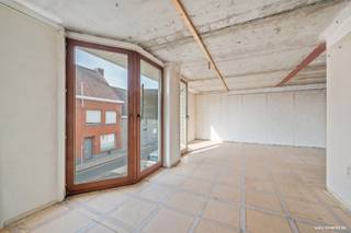 Ruim appartement met groot potentieel, zonnig terras en extra opslagmogelijkheden.<br /><br />Ontdek dit <strong>ruime appartement</strong>  te Waregem (Desselgem) met tal van mogelijkheden, ideaal voor wie op zoek is naar <strong>een renovatieproject/afwerkingsproject met meerwaarde</strong>. De <strong>lichtrijke </strong>leefruimte (83m²) biedt dankzij haar open structuur een uitstekende basis voor een hedendaagse inrichting op maat.<br /><br />Op de bovenverdieping bevindt zich een <strong>ruime zolderverdieping </strong>met zichtbare dakconstructie, perfect om verder in te richten tot slaapkamers, bureau of hobbyruimte. Dit maakt het appartement bijzonder interessant voor wie extra woonvolume wenst te creëren.<br /><br />Een absolute troef is de mogelijkheid tot het aanleggen van <strong>een groot en zonnig dakterras</strong> bovenop de <strong>onderliggende loods </strong>(welke eventueel mee verkocht kan worden), waar u in alle privacy kan genieten van buitenruimte — een zeldzaamheid in dit segment.<br /><br />Verder beschikt het appartement over <strong>twee private parkeerplaatsen</strong>, wat zorgt voor extra comfort.<br /><br />Extra interessant: het <strong>onderliggende handelspand met loods (ca. 107 m²)</strong> is eveneens te koop, ideaal voor zelfstandigen, investeerders of wie wonen en werken wenst te combineren op één locatie.<br /><br /><u>Troeven op een rij:</u><br /><br />+ Veel ruimte en renovatiepotentieel;<br />+ Mogelijkheid tot groot dakterras;<br />+ Zolder met uitbreidingsmogelijkheden;<br />+ 2 privatieve bergingen;<br />+ Combinatiemogelijkheid met handelspand en loods (107 m²).<br /><br />Ideaal voor investeerders of handige kopers die op zoek zijn naar een vastgoedopportuniteit met rendement.<br /><br />EPC label C<br /><br />Benieuwd naar dit pand of een andere eigendom? www.coventa.be – 051 222 051