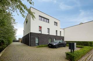 Dankzij het gunstige EPC A-label woon je hier niet alleen uiterst comfortabel, maar ook uiterst energiezuinig.<br /><br />Indeling:<br /><br />- inkomhal<br />- toilet<br />- leefruimte met open keuken voorzien van alle toestellen<br />- ruim zonnig leefterras<br />- badkamer met inloopdouche, lavabo met meubel en wasruimte (achter ingebouwde kast)<br />- slaapkamer 1<br />- slaapkamer 2<br /><br />Geen parkeer- of opbergzorgen dankzij de private autostaanplaats en de handige gemeenschappelijke fietsenberging en afvalberging.<br /><br />Gelegen aan de Gentsesteenweg woon je op wandel- en fietsafstand van het centrum van Eeklo. Winkels, openbaar vervoer, scholen en gezellige horeca bevinden zich in de directe nabijheid. Bovendien geniet je van een vlotte verbinding richting Gent, Brugge en de N49.<br /><br />Troeven van dit appartement:<br /><br />- voorzien van moderne technieken en klaar voor de toekomst<br />- instapklaar en praktisch ingericht<br />- 2 slaapkamers<br />- zonnig terras<br />- kleinschalige residentie<br />- beschikbaar bij akte<br /><br />Ben je op zoek naar een zorgeloze eigen woning of een slimme, toekomstbestendige vastgoedinvestering in Eeklo?<br /><br />Neem vandaag nog contact op voor meer informatie of om een bezoek in te plannen!<br /><br /><br />Bestuursmaatregelen in het maatregelenregister: nee