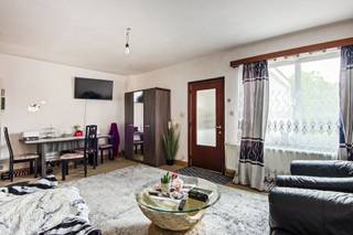 <p><span>Bent u op zoek naar een appartement dat u volledig naar eigen smaak kan inrichten? Dan is dit appartement op de eerste verdieping in een kleinschalige residentie met slechts twee appartementen zeker een bezoek waard.</span></p><p><span>Via de inkom komt u in de </span><span>ruime woonkamer</span><span>, met aansluitend de </span><span>keuken</span><span>. Vooraan bevindt zich een </span><span>ruime slaapkamer</span><span>, terwijl achteraan de </span><span>badkamer</span><span> en een </span><span>praktische berging</span><span> zijn ondergebracht. Vanuit de keuken heeft u toegang tot een </span><span>gezellig privatief terras</span><span>, waar u in alle rust van het buitenleven kunt genieten. Bovendien beschikt het appartement over een </span><span>privatieve kelderberging</span><span>, ideaal als extra opslagruimte.</span></p><p><span>Een belangrijke troef is het ontbreken van </span><span>gemeenschappelijke kosten</span><span>, wat resulteert in lage vaste maandelijkse lasten. Daarnaast biedt het appartement nog extra potentieel: de </span><span>EPC-score kan eenvoudig verbeterd worden door het dak te isoleren</span><span>.</span></p><p><span>Dankzij de kleinschalige residentie, het privatieve terras en de interessante mogelijkheden is dit appartement zowel </span><span>ideaal voor eigen bewoning</span><span> als </span><span>een uitstekende investering</span><span>.</span></p>