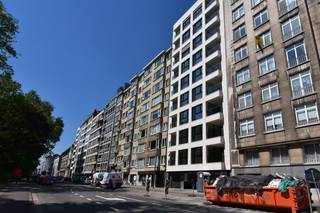 Centrum Antwerpen! Nieuwbouwappartement op de zevende verdieping, met prachtig zicht op het Stadspark, Zonnig terras vooraan.<br />Gelegen in het centrum van Antwerpen, dichtbij de Meir, Keyserlei, station, diamantwijk.<br />Ruime living met nieuw ingerichte keuken met vaatwasser, koelkast, oven.<br />Twee slaapkamers met terras aan de achterzijde, moderne badkamer met Italiaanse douche, aparte berging, apart toilet.<br />Verwarming met energiezuinige installatie. Minimaal verbruik.<br />Centraal gelegen en toch midden in het groen en rustig.<br />Een open zicht zonder inkijk van overburen.