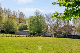 Deze eigendom in Merelbeke-Melle omvat 3 aaneengesloten percelen bouwgrond met een totale oppervlakte van maar liefst 9.556 m². Het hoofdperceel waarop de villa staat heeft een licht verhoogde ligging, wat zorgt voor een bijzonder open en aangenaam gevoel met magnifieke verzichten. Achteraan en rechts van het perceel loopt een kleine bosstrook, wat het geheel extra rust, groen en een natuurlijke afscherming biedt. Dit alles op een boogscheut van Gent en vlot bereikbaar.<br /><br />De toegang naar de eigendom verloopt via een statige oprijlaan van 110m. De woning dateert van 1972 en is te renoveren. Ook zijn er een te renoveren hoevetje en extra bijgebouwen met oude stallingen aanwezig. <br /><br />Ofwel creëert u op deze uitzonderlijke locatie uw eigen uniek woonproject met bijgebouwen en grote tuin of weide?<br /><br />Door de combinatie van de oppervlakte, de bestemming als bouwgrond en de ligging is dit een uitzonderlijk geheel met maximale privacy en een ongelooflijk potentieel.<br /><br />Verkaveling is niet mogelijk.